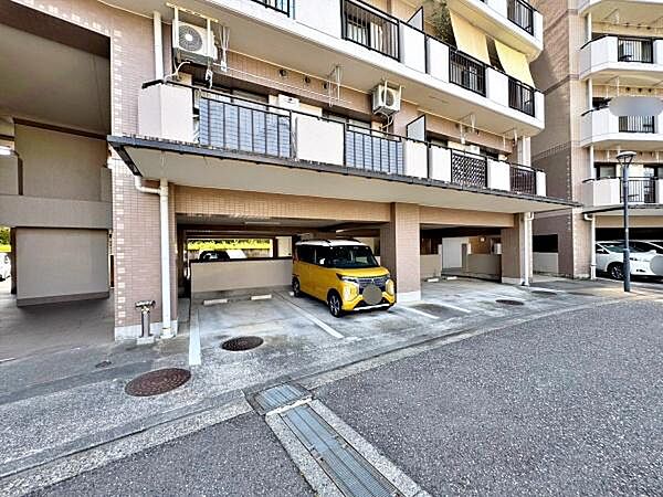 【駐車場】マンション敷地内にある駐車場