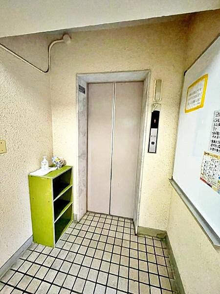 【エレベーター】マンションにはエレベーターを備えており、日々の移動やお買い物後もスムーズです。