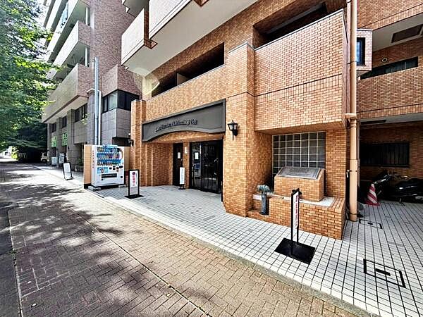【その他現地】入口には自動販売機設置