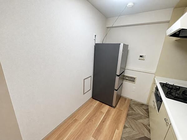 【キッチン】バックスペースには冷蔵庫やカップボードなどを設置できる、ゆとりのあるリビング。※AI加工済：残置物の消去加工を行っています。実際の室内とは一部異なる場合があります。