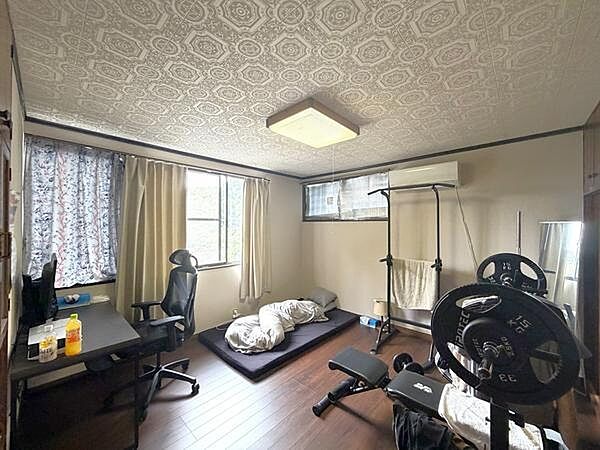 2階洋室、8帖の広さです。