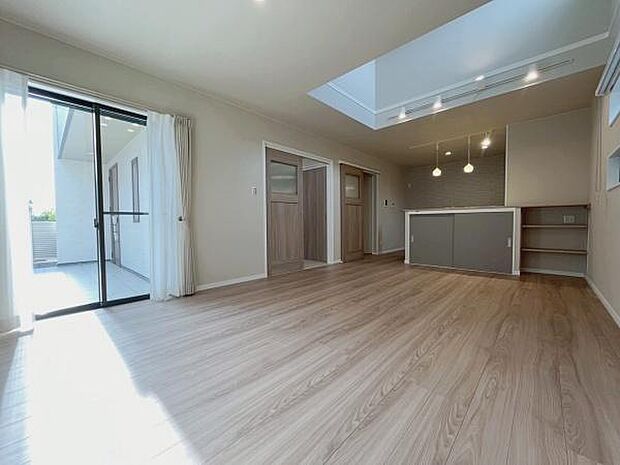 お料理をしながらリビングを見渡せる人気の縦型ＬＤＫ♪リビング収納もあり、お片付けも楽々◎