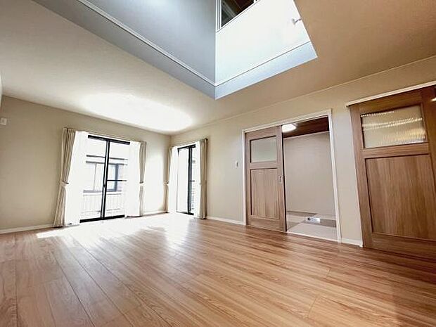 吹き抜けで開放感のあるリビング♪