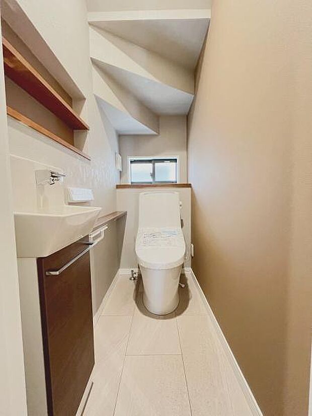 【1階 トイレ】衛生的な温水洗浄便座で快適にお使いいただけます。