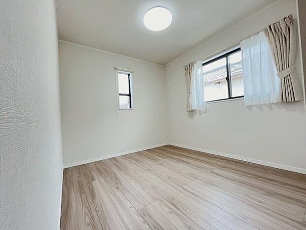 【2階　洋室 5．2帖】インテリアの映える白いお部屋♪