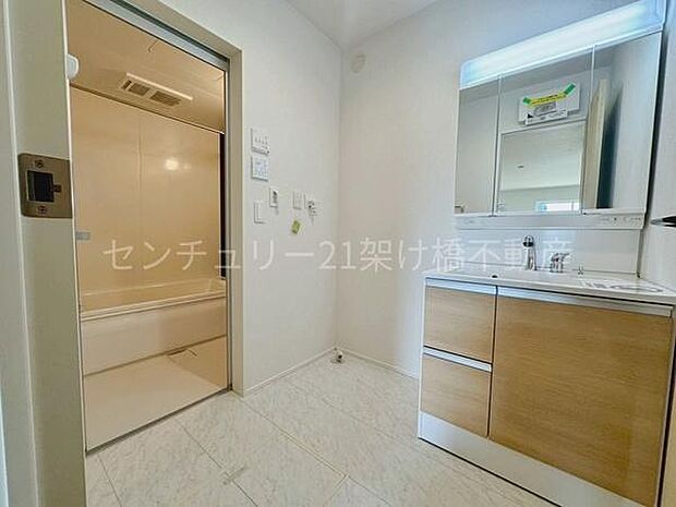 【洗面所】三面鏡の独立洗面台となっております。ストックなどを収納するのに便利な収納あり◎