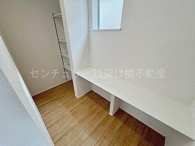 【2階 ユーティリティスペース】収納棚付き!ちょっとした作業台としても◎