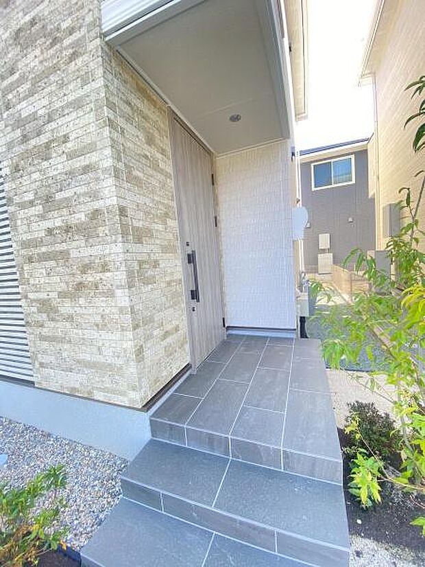 【玄関】淡いカラーが特徴的な玄関♪奥行きがあるので雨の日でも安心です！