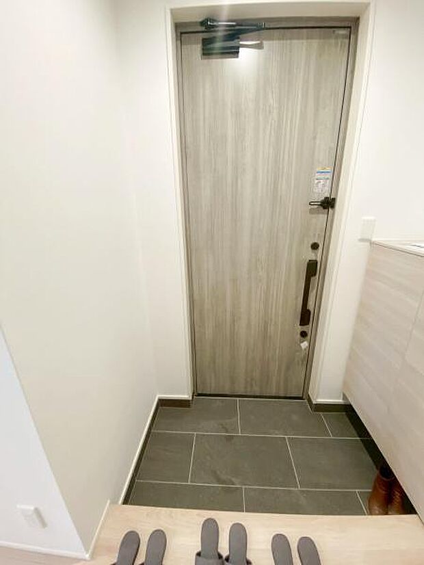 シューズボックスとシューズクロークがついた収納たっぷりな玄関◎