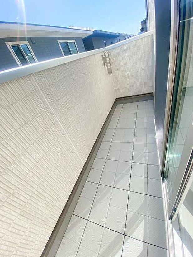 2部屋から出入り可能♪南側にあるバルコニーは日当たり良好です！