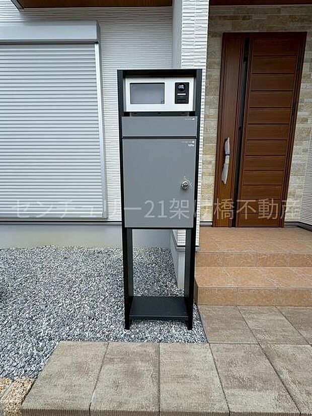 【玄関ポスト・インターホン・宅配ボックス】外出しがちな方でも安心な宅配ボックス付き◎