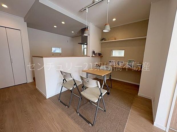 木の温もりを感じるLDKは家族団らんの空間にぴったり♪