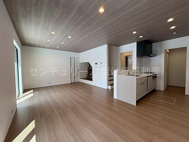 木の温もりを感じるLDKは家族団らんの空間にぴったり♪