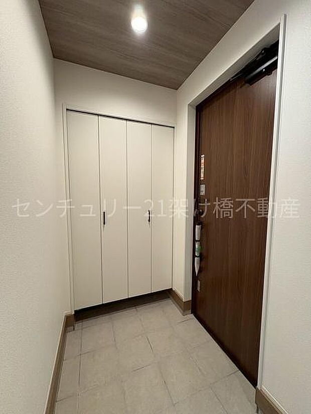 天井まであるシューズボックスでたっぷり収納できます。