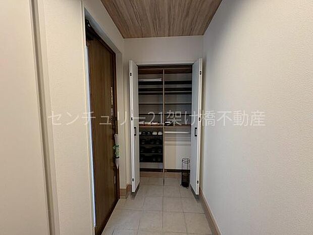 天井まであるシューズボックスでたっぷり収納できます。