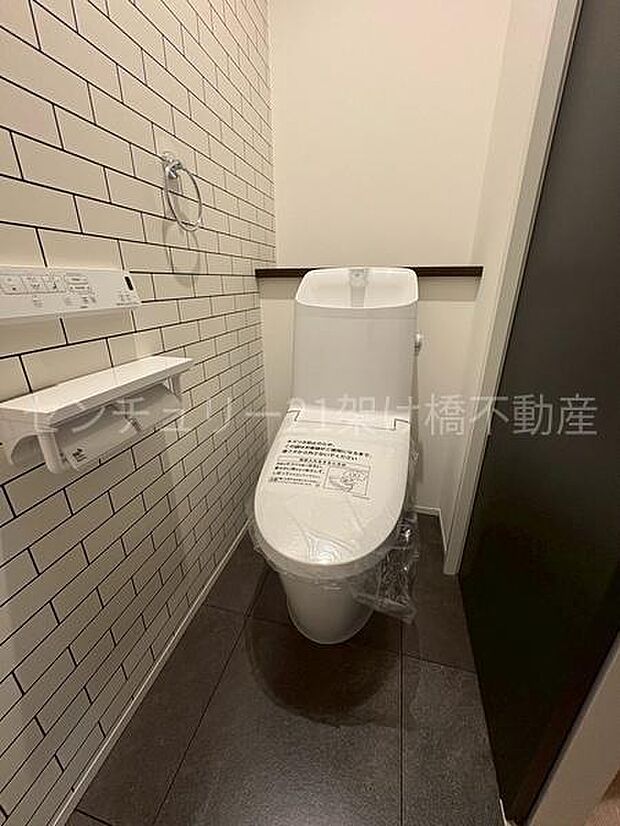 【1階 トイレ】衛生的な温水洗浄便座で快適にお使いいただけます。