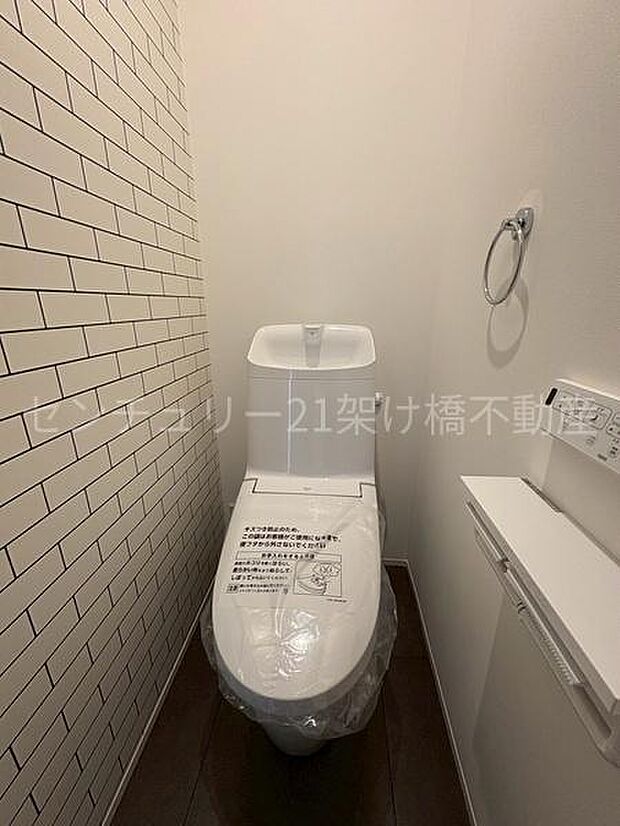 【2階 トイレ】衛生的な温水洗浄便座で快適にお使いいただけます。