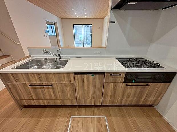 【対面式システムキッチン】三口コンロ、グリル、食洗器、浄水器付きでお料理がはかどります♪