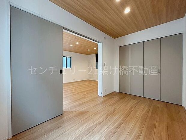 【洋室5帖】LDK横の洋室はお子様の勉強スペースや来客スペースなど様々な用途にお使いいただけます♪