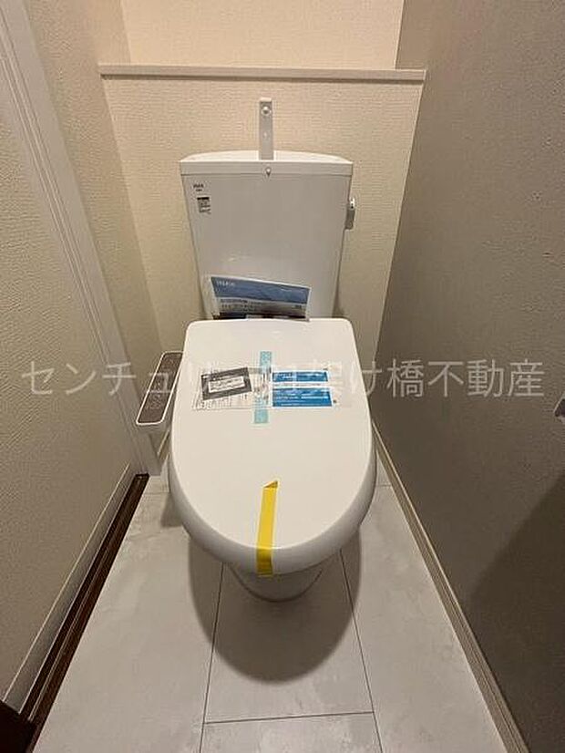 【1階 トイレ】衛生的な温水洗浄便座で快適にお使いいただけます。