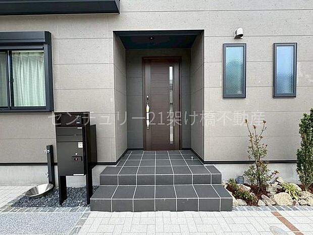 【玄関】奥行きのある屋根付きで雨の日も安心、ちょっとした物も置いていただけます♪