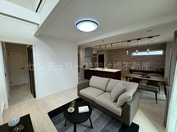 【リビング 19.7帖】開放感あふれる吹抜付きのLDK!家族団らんが叶う、広々とした空間です♪