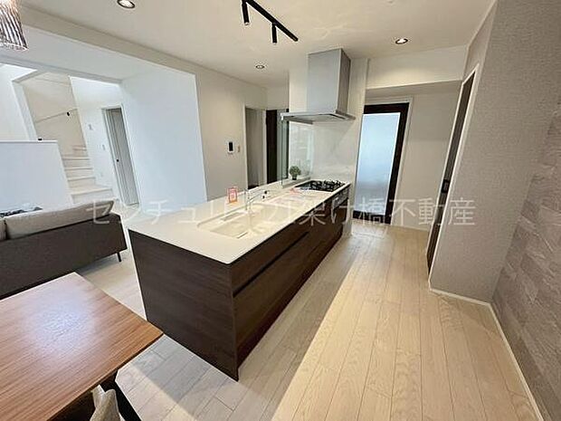 【対面式システムキッチン】食器洗浄乾燥機、三口コンロ、グリル付きでお料理がはかどります♪