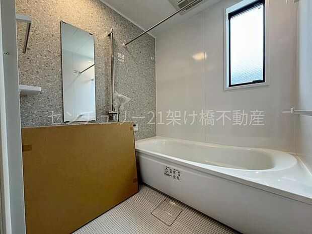 【浴室】浴室乾燥暖房機付きです。雨の日の洗濯物の乾燥やヒートショック対策としてもお使い頂けます。