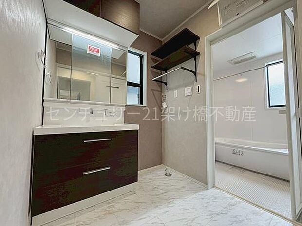 【洗面所】三面鏡の独立洗面台となっております。ストックなどを収納するのに便利な収納棚もございます◎