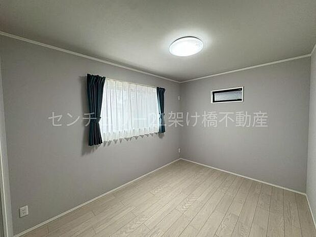 【2階　洋室　6帖】インテリアの映える白い洋室♪