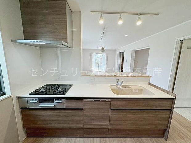 【対面式システムキッチン】食器洗浄乾燥機、三口コンロ、グリル付きでお料理がはかどります♪