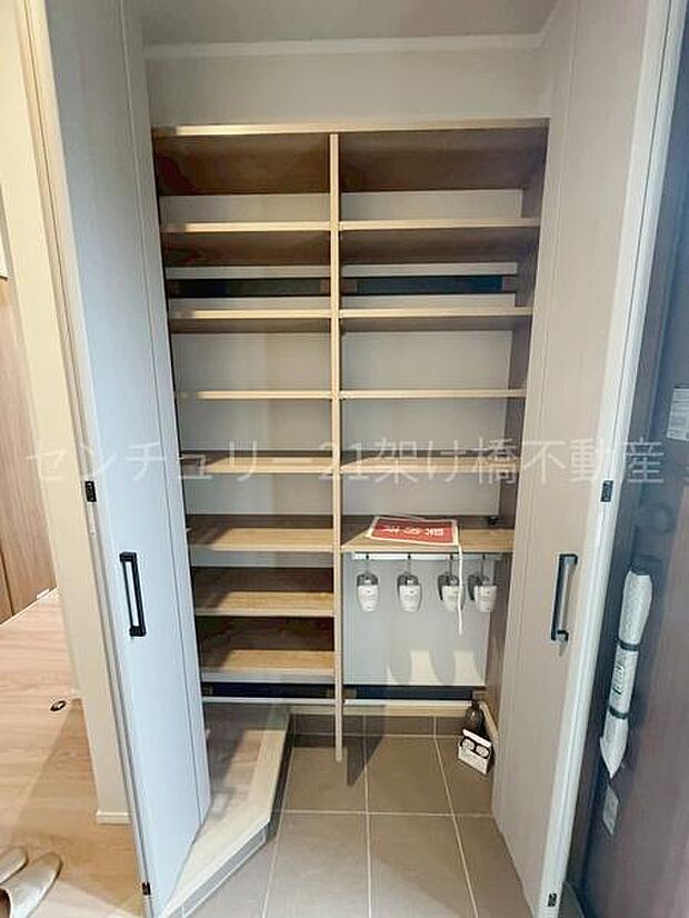 【玄関】天井高のシューズボックスでたっぷり収納！