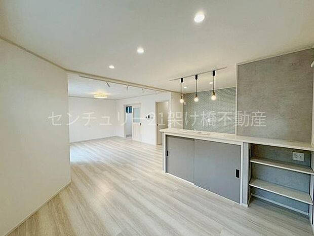 【19帖LDK】開放感あふれる吹抜付きのLDK!家族団らんが叶う、広々とした空間です♪