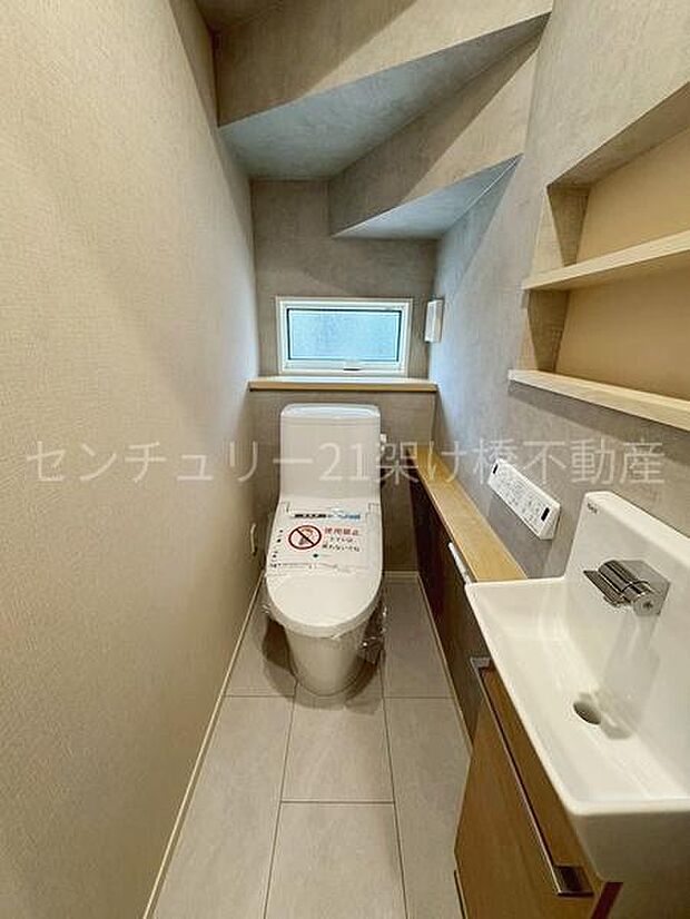 【1階 トイレ】衛生的な温水洗浄便座で快適にお使いいただけます。