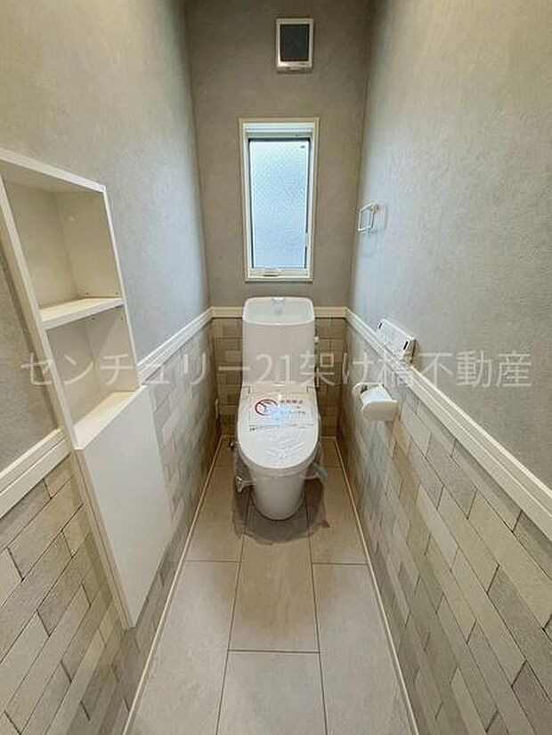 【2階 トイレ】衛生的な温水洗浄便座で快適にお使いいただけます。