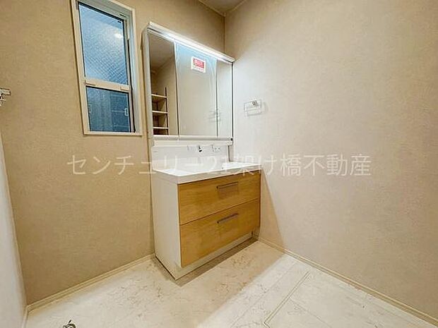 【洗面所】三面鏡の独立洗面台となっております。ストックなどを収納するのに便利な収納棚もございます◎
