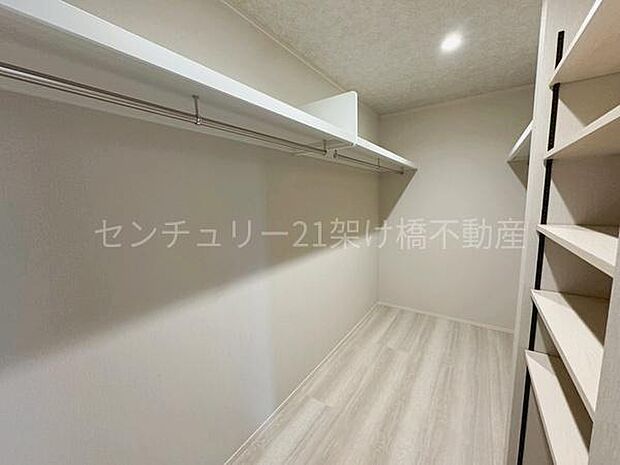 【2階 洋室 8帖 収納】ゆったり使えるウォークインクローゼット♪ハンガーポールだけでなく棚もついているので小物の収納にも困りません◎