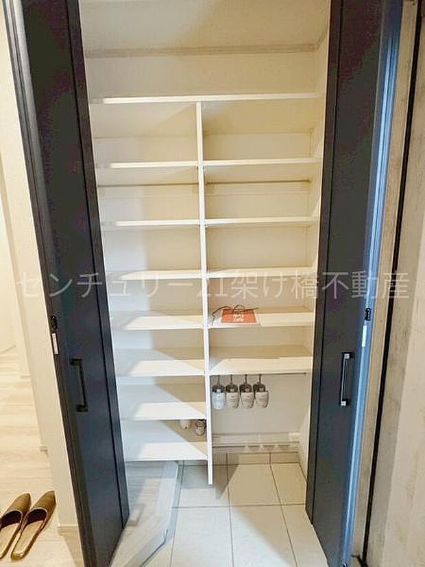 【玄関】天井高のシューズボックスでたっぷり収納!