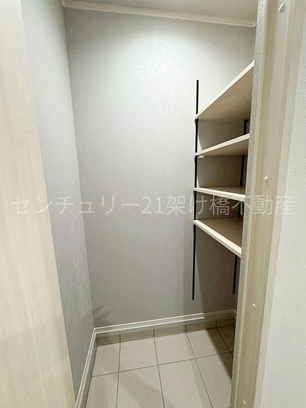 【玄関 土間収納】土汚れの気になるアウトドア用品もたっぷり収納いただけます。