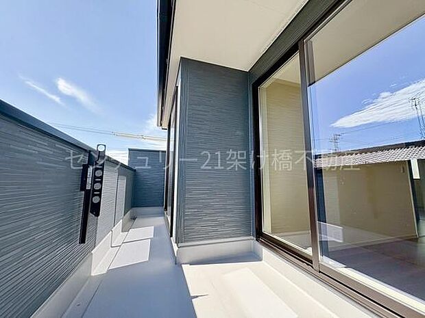 【バルコニー】奥行きたっぷりの南面バルコニーは開放感◎