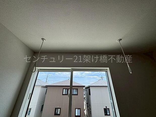 【2階　洋室　5.2帖】室内物干しで雨の日も安心♪