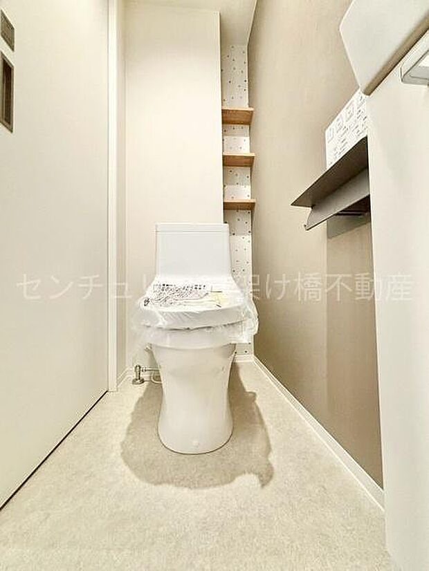 【1階 トイレ】衛生的な温水洗浄便座で快適にお使いいただけます。