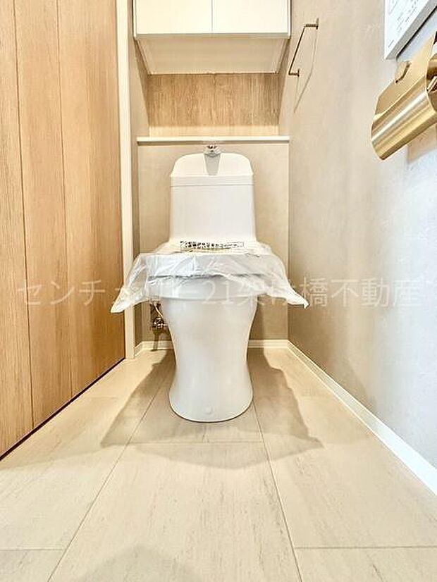 【2階 トイレ】衛生的な温水洗浄便座で快適にお使いいただけます。