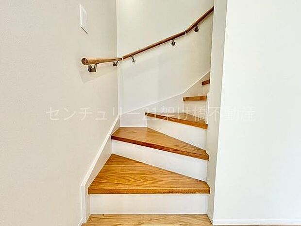 手すり付きの階段は小さなお子様やお年寄りのいるご家庭にも安心です♪