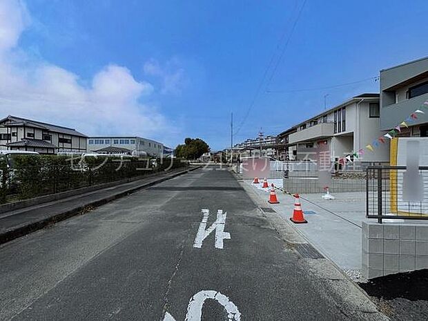 南東側公道約6mあり、駐車も楽々♪