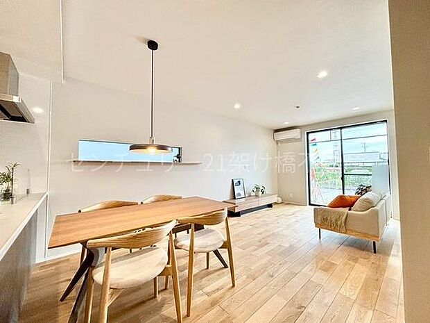 【LDK 16.8帖】広々リビングです!お料理をしながらリビングを見渡せる人気の縦型LDK♪