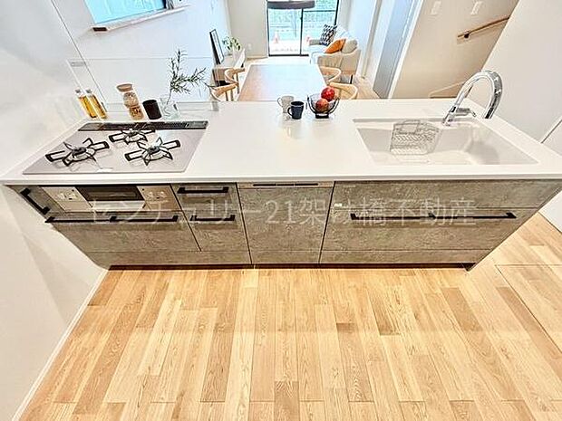 【対面式システムキッチン】三口コンロ、グリル、食器洗乾燥機、浄水器付きシンクでお料理が捗ります♪