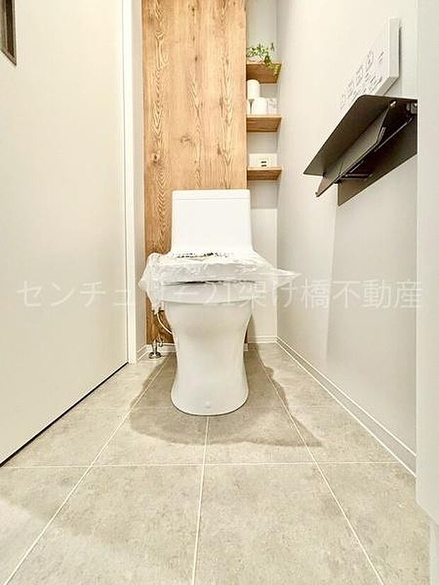 【1階 トイレ】手洗い付きです。衛生的な温水洗浄便座で快適にお使いいただけます。