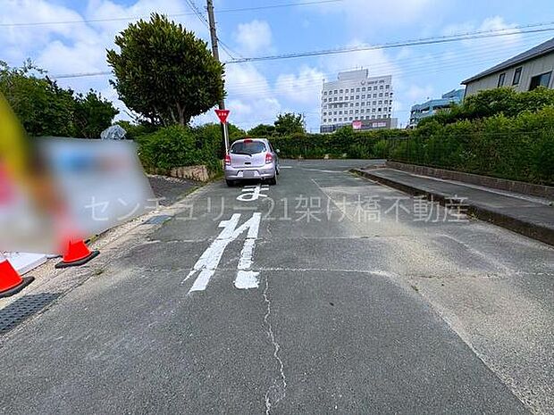 南東側公道約6mあり、駐車も楽々♪