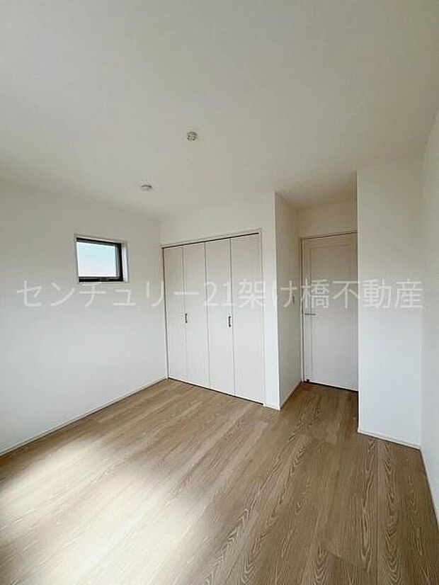 【2階　洋室　6.6帖】クローゼット付き。子供部屋にも◎